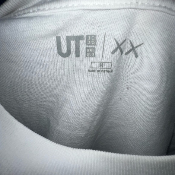 Uniqlo x KAWS - Picture 3 of 3